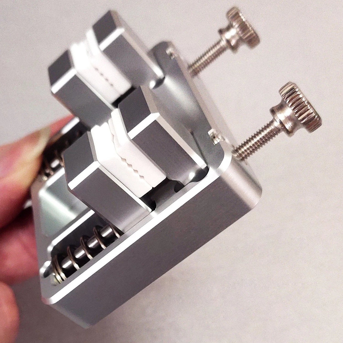 Heavy-duty aluminum welding clamp with temperature-resistant jaw for circuit board mounting, soldering wire clamp